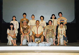 縄文市民フォーラムで出演した友達が縄文服を着て記念撮影の写真
