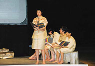 縄文市民フォーラムで出演した友達が縄文服を着て記念撮影の写真
