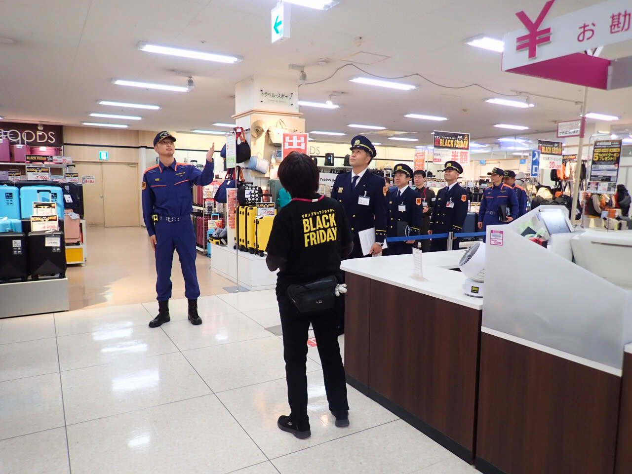 福島市消防長が天井に設置されている誘導灯を見上げ、目視検査を行っている様子