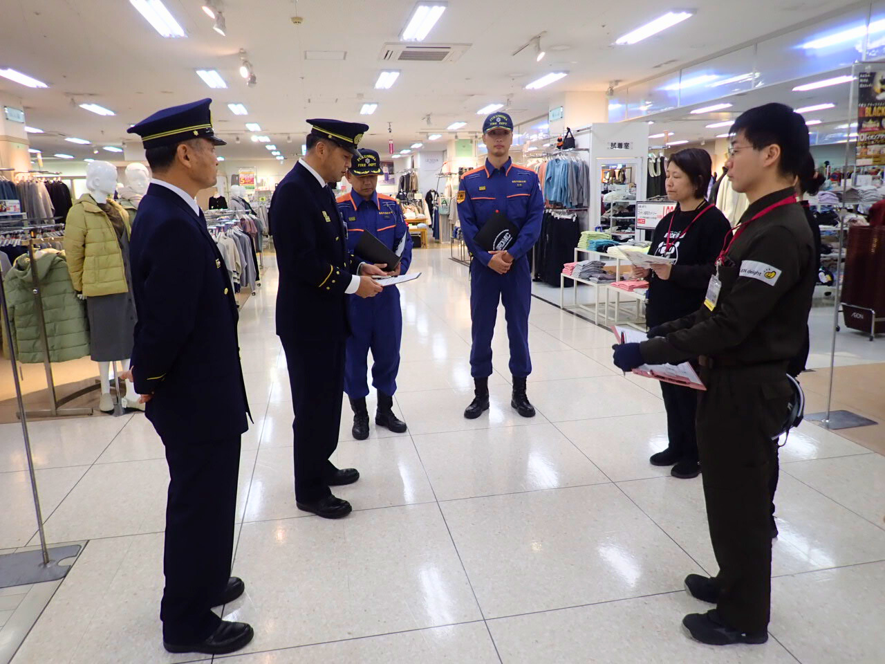 福島市消防長から商業施設従業員へ検査結果を伝えている様子