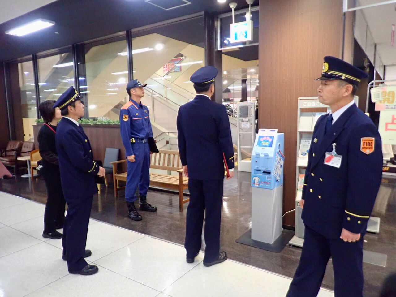 福島市消防長が避難経路の管理状況を目視検査している様子