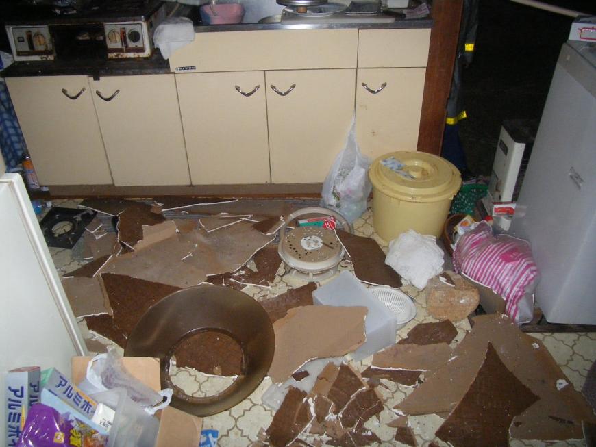 カセットボンベが爆発し、台所の物が散乱してしまった写真