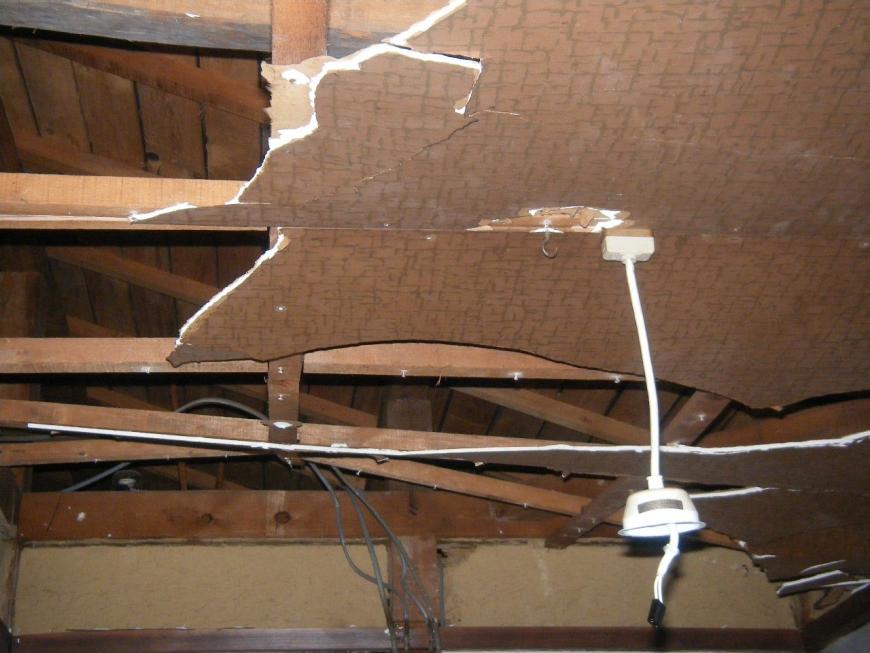 カセットボンベが爆発し、壊れた天井の様子の写真