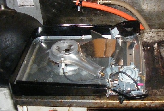 カセットボンベが爆発し、カセットコンロが破損した写真