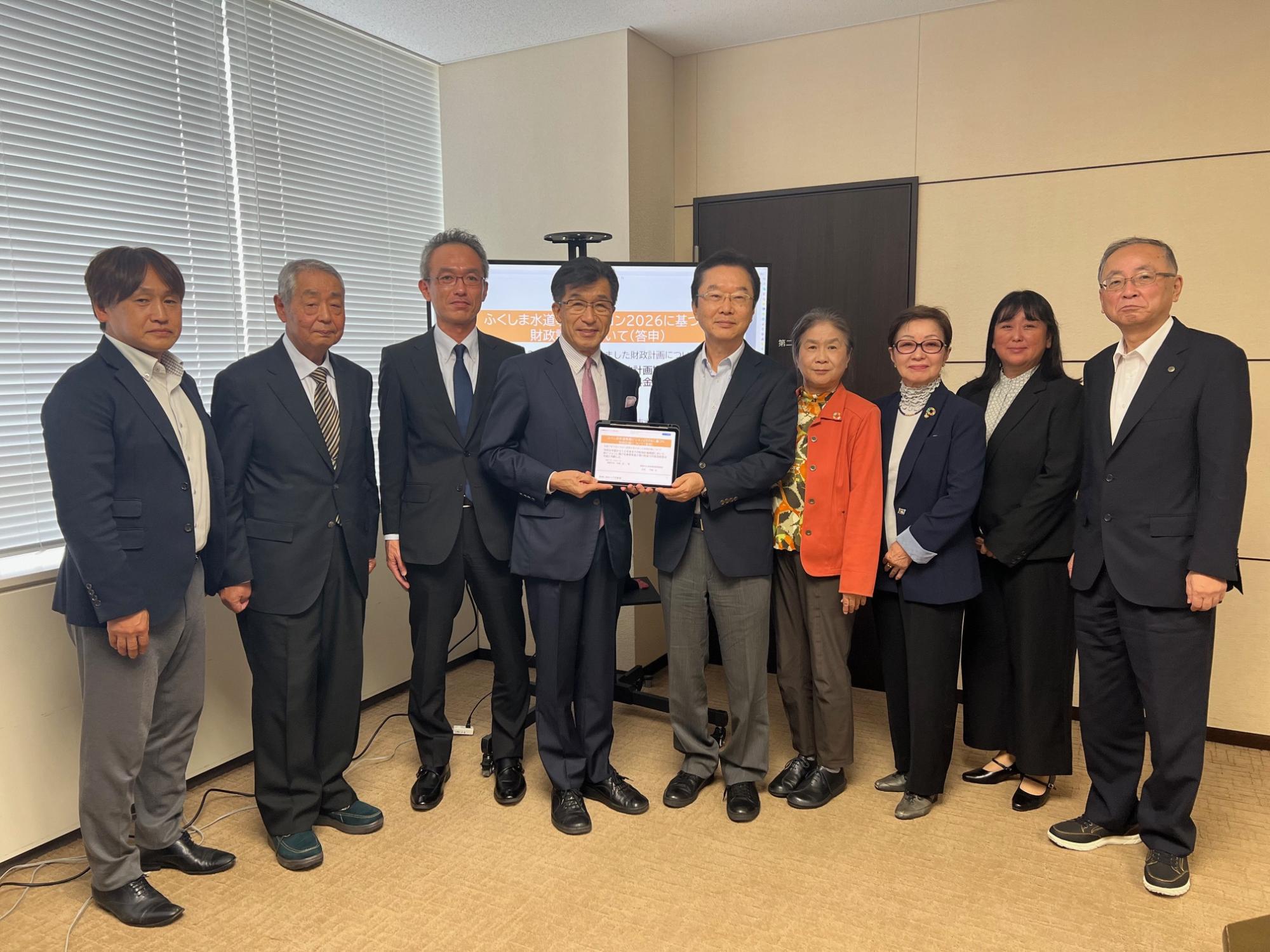 経営審議会会長から市長へ答申書を手交している様子