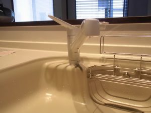 台所の蛇口のレバーを上げ、水が出ない様子を写した写真