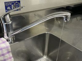 蛇口から少量の水を流し続けている様子を写した写真