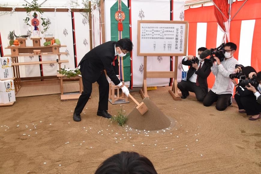 祭典にて市長が「盛砂」に鍬入れを行っている様子をカメラマン達が撮影している写真