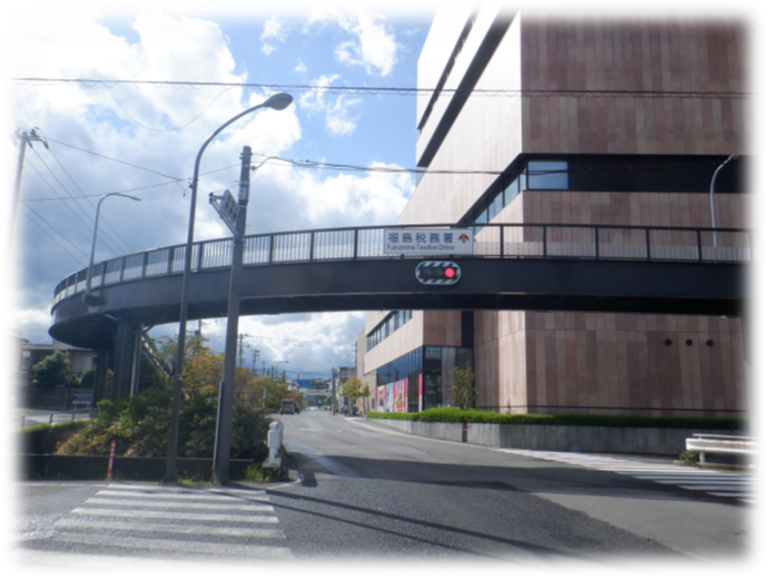 長い歩道橋がカーブになっている御山町歩道橋の写真