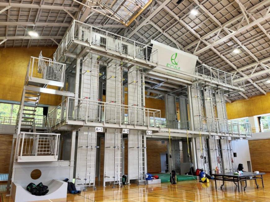 体育館の天井の高さほどある大きな訓練設備の写真