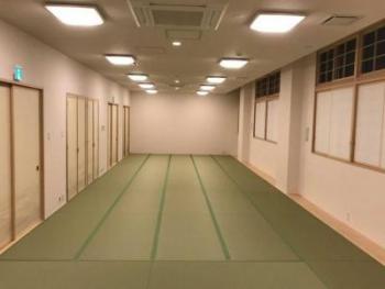 右側に障子が設置された窓、左側に出入り口の襖がある畳敷きの部屋の写真