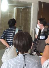参加者達が浴室を確認している様子の写真