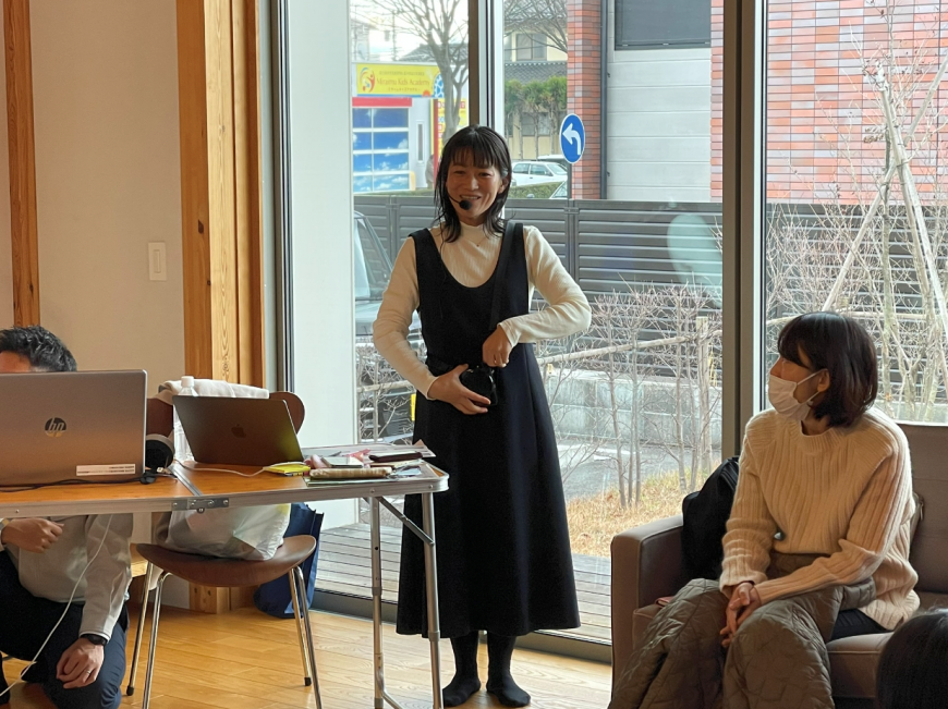 講師の鈴木先生が話をしている様子の写真