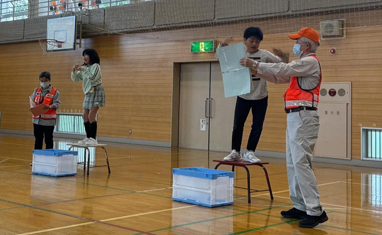 立子山小学校救援物資ジェスチャーゲーム