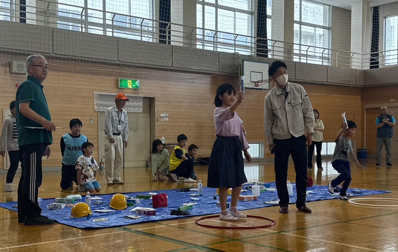 立子山小学校救援物資ジェスチャーゲームその2