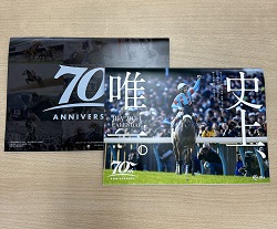 JRAカレンダーの表面と裏面の角を重ねて置いた写真