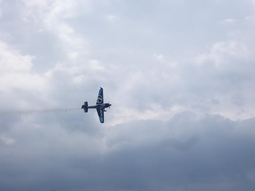 曇り空のなか飛んでいる飛行機の写真