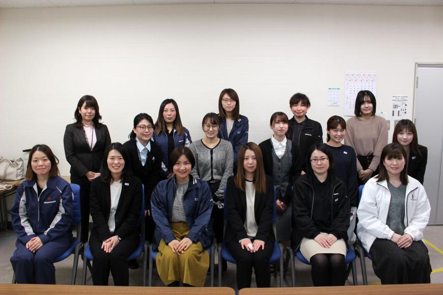 前列の椅子に6名、2列目と3列目にそれぞれ5名ずつ並んで立っている集合写真