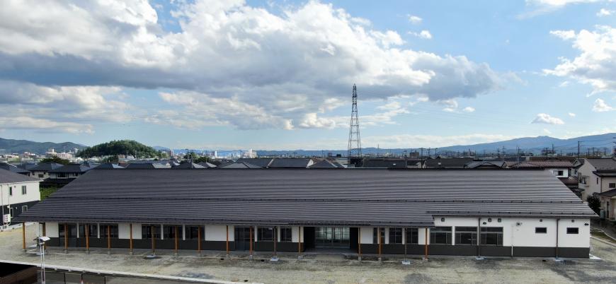 横に長い平屋づくりで軒を支える柱がいくつも設置されている清水支所の建物の外観写真