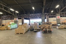 段ボールに入った商品が置かれた青果棟の写真