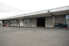 広々とした屋根付きの水産棟の写真