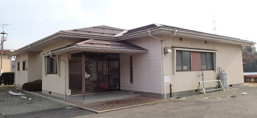 平屋でベージュ色の外壁の下川崎多目的集会所の建物外観の写真