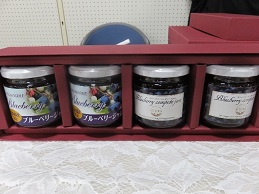 赤色の箱にブルーベリーで作られたジャムとコンポートジャムの2種類のジャムが2個ずつ入っている商品の写真