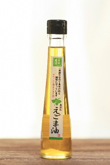 えごま油が入った透明の円錐瓶にラベルが貼られた商品の写真