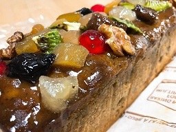 福島市産のモモ、リンゴ、ナシ、ブドウなど11種類のドライフルーツを使用したパウンドケーキの写真