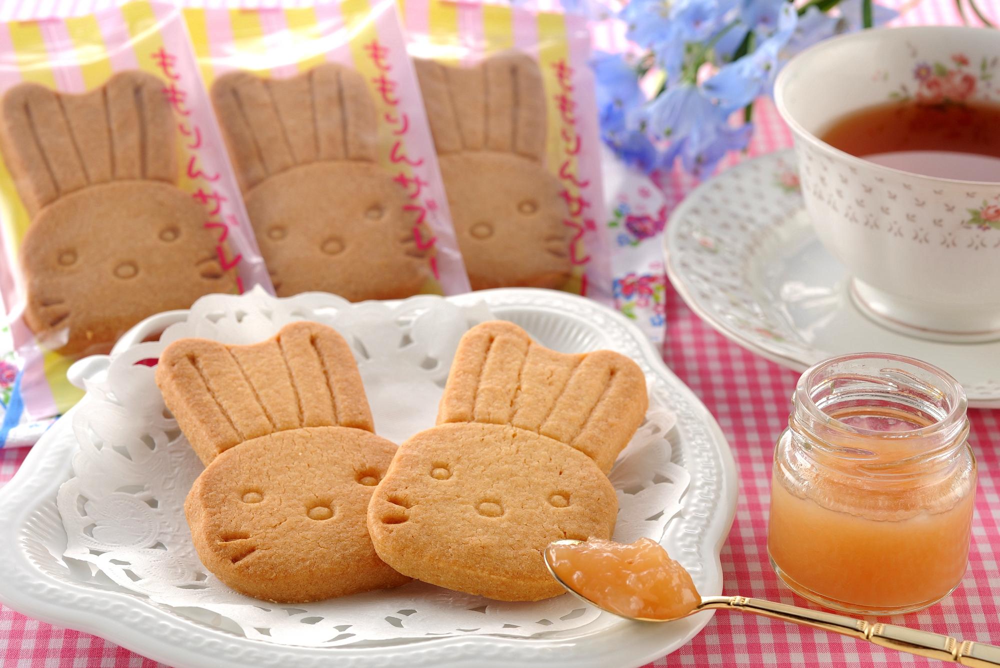 うさぎの顔がかたどられたサブレの横に、瓶に入った白桃で作られたコンフィチュールを乗せたスプーンが添えられている写真