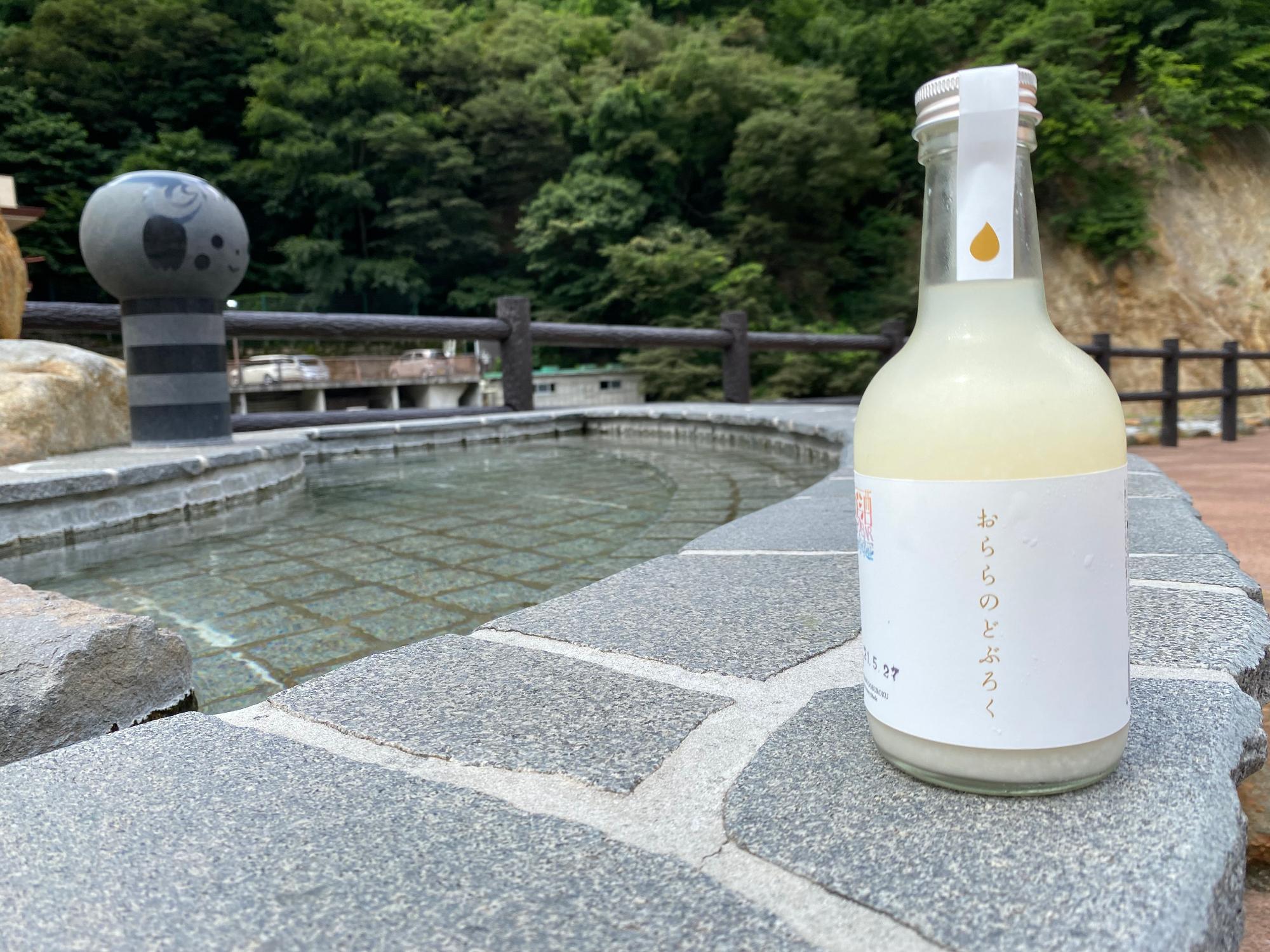 白色のお酒が入った透明の瓶に「おららのどぶろく」と書かれた白いラベルが貼られた商品の写真