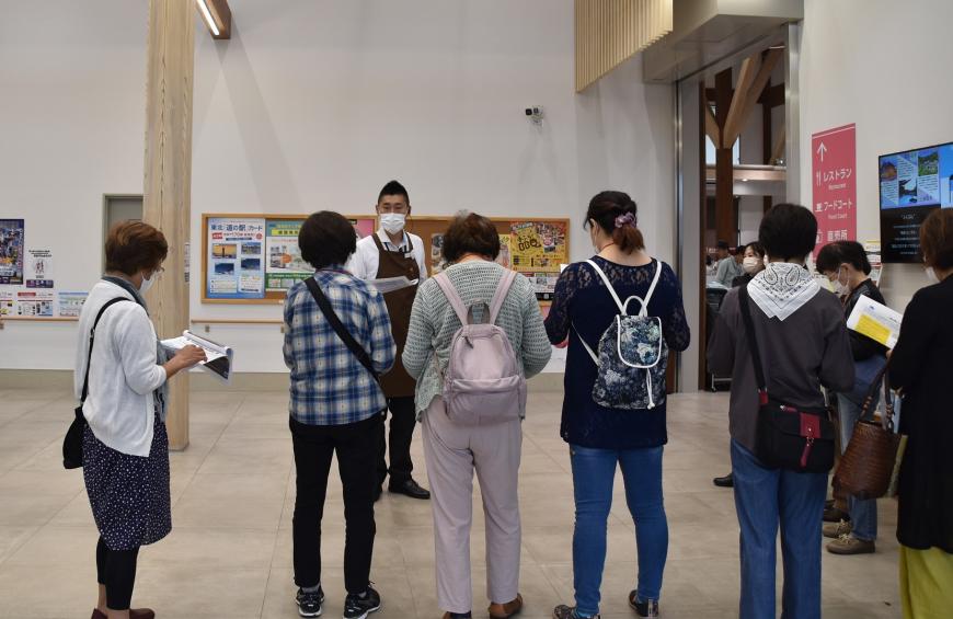 エプロン姿の男性の話を参加者の方が聞いている写真