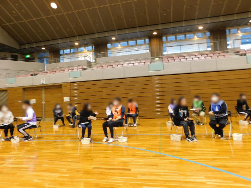 体育館内でそれぞれが2人1組になりトークを楽しむ様子の写真