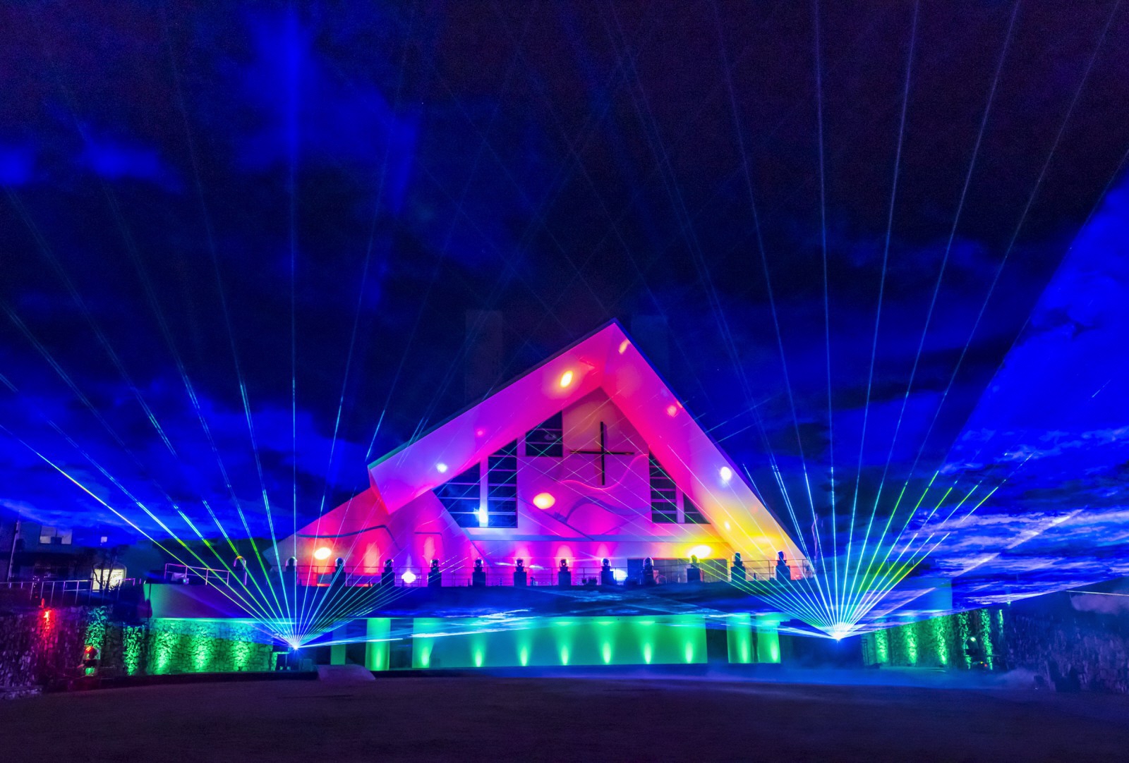 三角の建物をライトアップしたイルミネーションの様子の写真