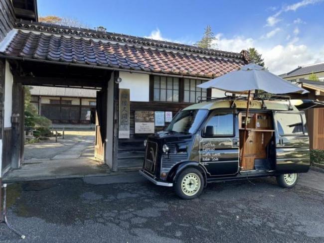 旧佐久間邸の入り口に停まっているアーニャ号の写真