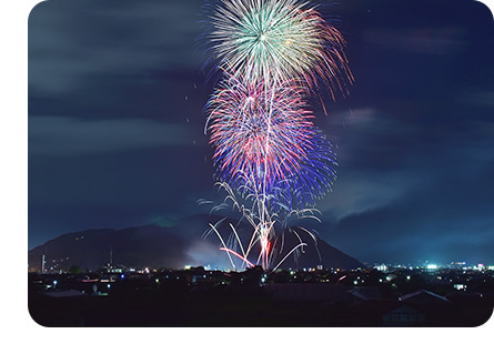 信夫山を背景に綺麗な花火が打ち上げられている写真