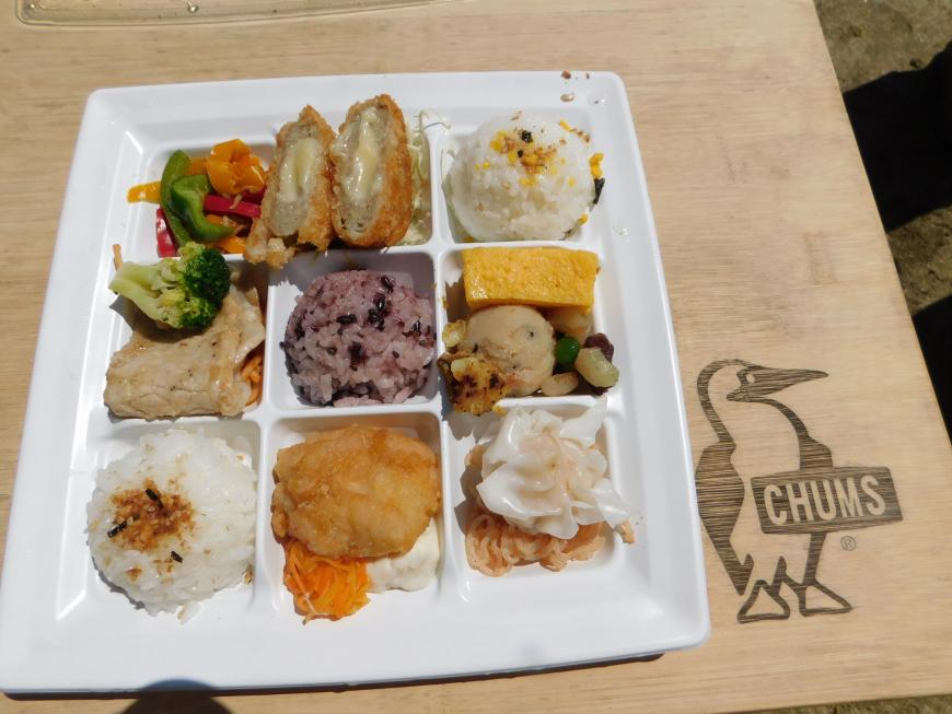 9つに仕切られたトレイにご飯やおかずが盛られた、「エールロケ弁」の写真