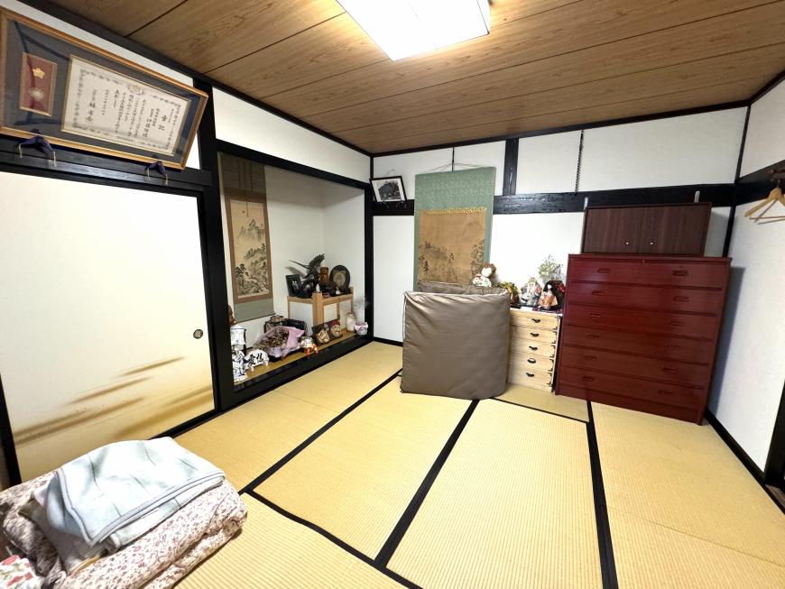 和ダンスや掛け軸のある農泊施設の和室の写真