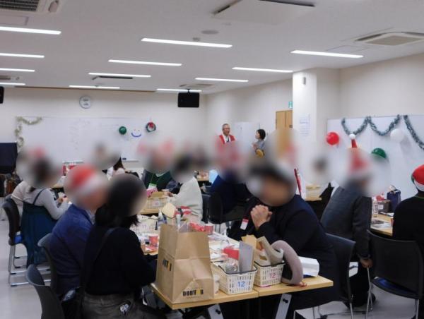 イベントに参加した男女が各テーブルに分かれてトークタイムの様子の写真