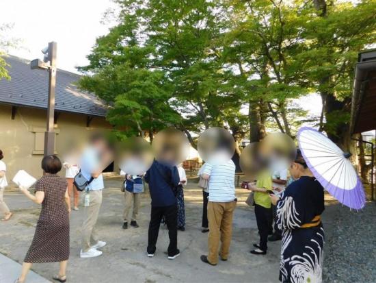 参加者達が歩きながらフリートークを楽しむ様子の写真