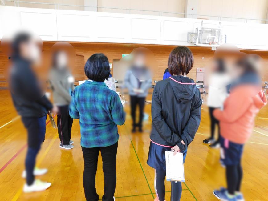 十六沼公園体育館に参加者が集まっている様子の写真