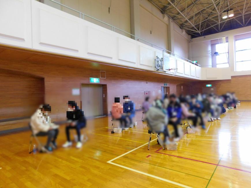 パイプ椅子に座りペアでトークタイムをする様子の写真