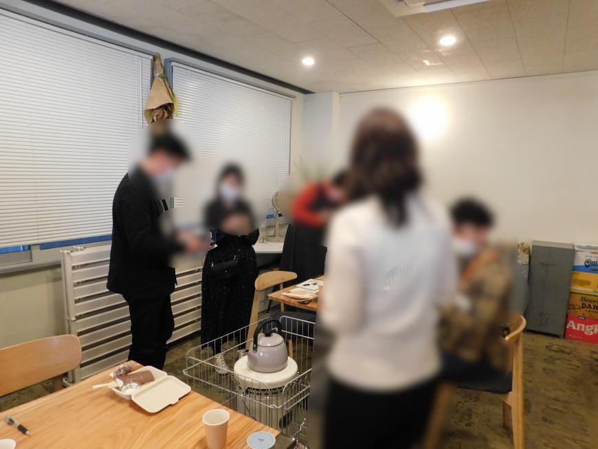 参加者達が食事やトークを楽しむ様子の写真