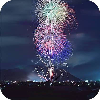 夜空に打ち上げられた花火の写真
