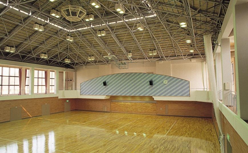 天井が高くて広々とした十六沼体育館の内観写真