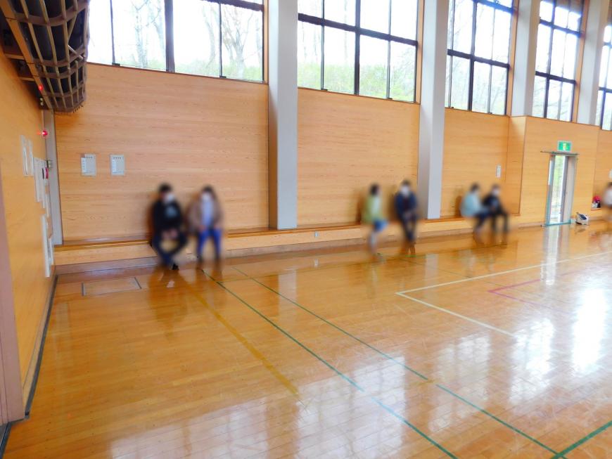 体育館で個別トークをする様子の写真