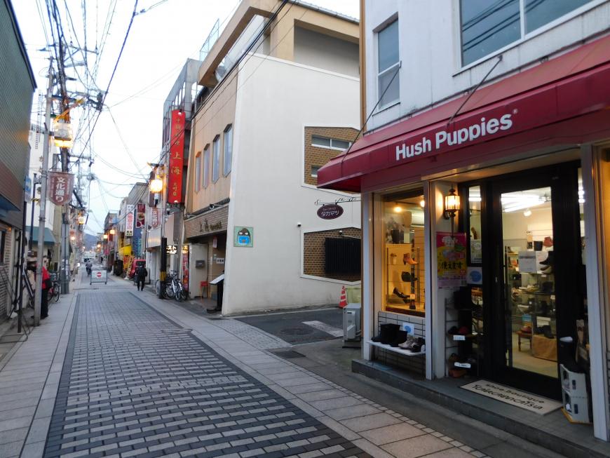 様々な店舗が並んだ文化通りの写真