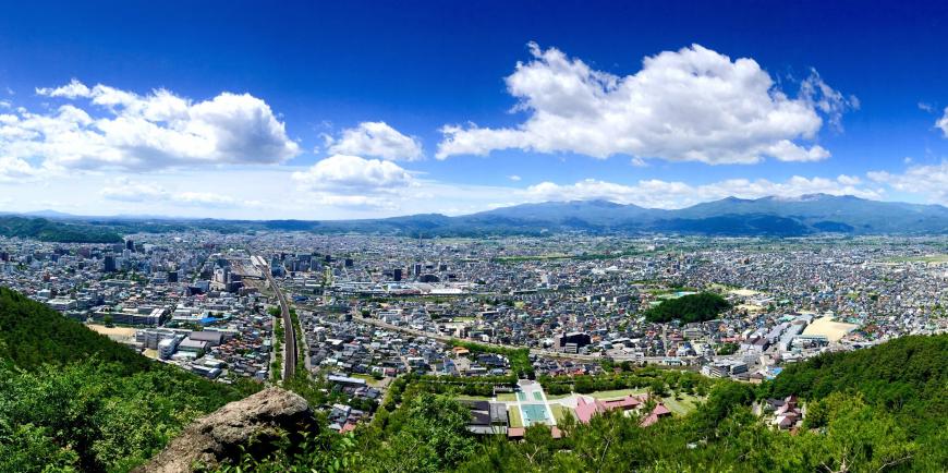 烏が崎展望台から見た福島市街地の写真