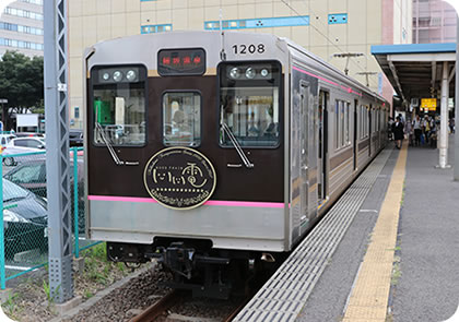 ホームに停車している福島交通飯坂線 飯坂電車の写真