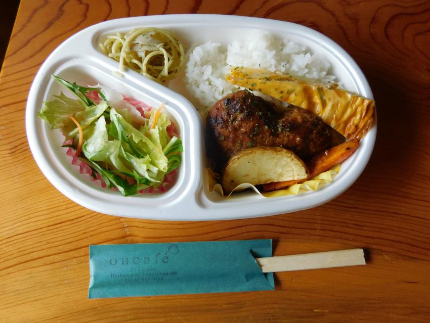 ご飯、パスタ、サラダ、ハート型のハンバーグなどが入ったオンカフェのお弁当の写真